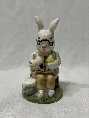 VTG Anthropomorphic Mr Rabbit Ceramic figurine Painting An Easter Egg